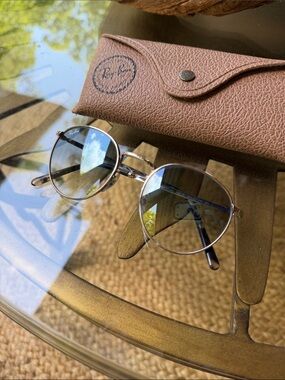 Ray-Ban Round Metal Sunglasses in Silver and Black
